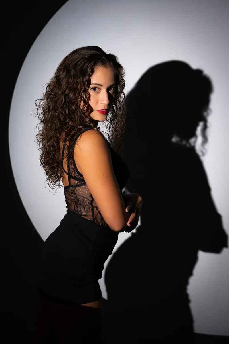 Retrato de la bailarina de Estudio92 con luz y sombras