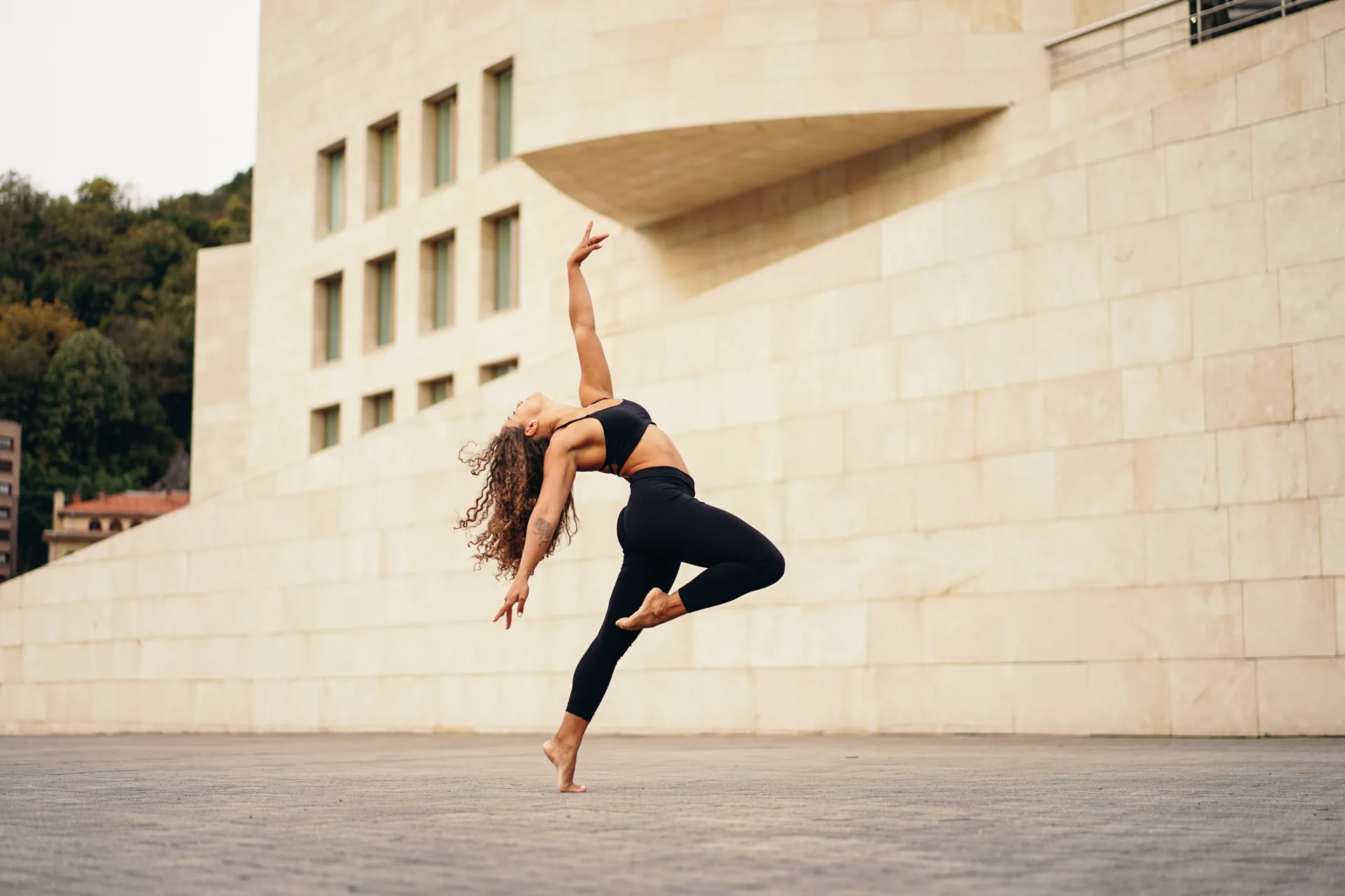 Bailarina de Estudio92 en movimiento, frente a la arquitectura de Bilbao